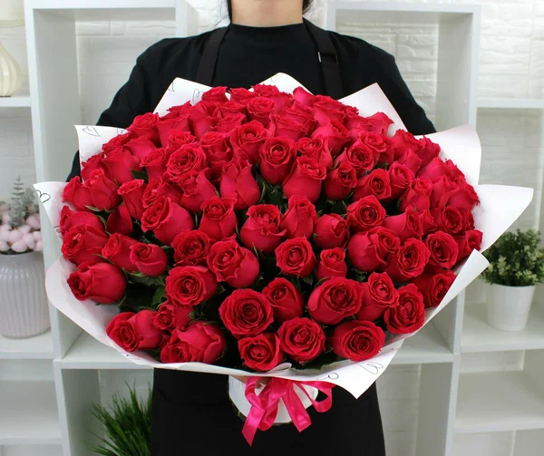 Монобукет THE FLOREAL малиновая роза 101 штука, высота 40 см, с бантом