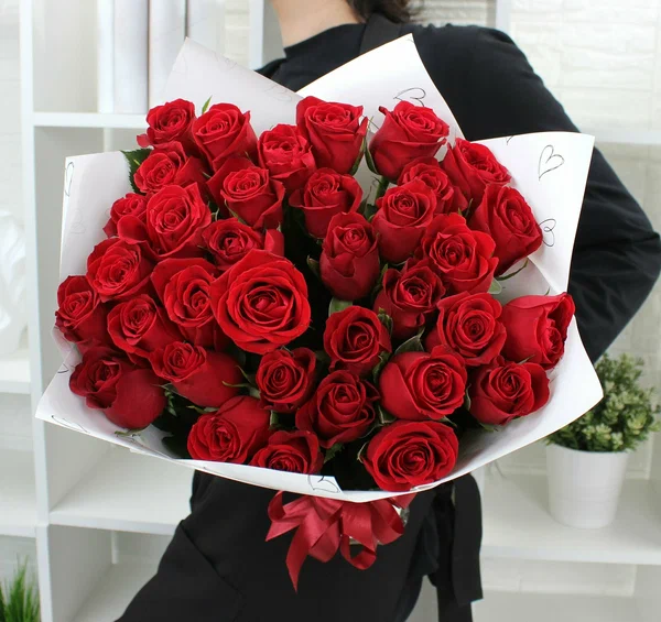Монобукет THE FLOREAL красная роза 35 штук, высота 40 см, с бантом