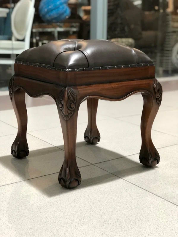 Пуф с кожаной обивкой в стиле Chippendale от DOMKORLEONE, красное дерево (mahogany wood), цвет орех HP (коричневый)