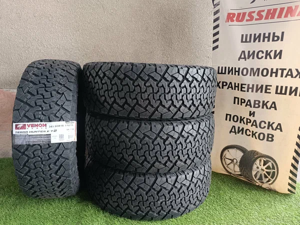 Вседорожные шины Venom Power Terra Hunter X/T-2 265/65 R18 116T 2025 года с белыми буквами на боковине.