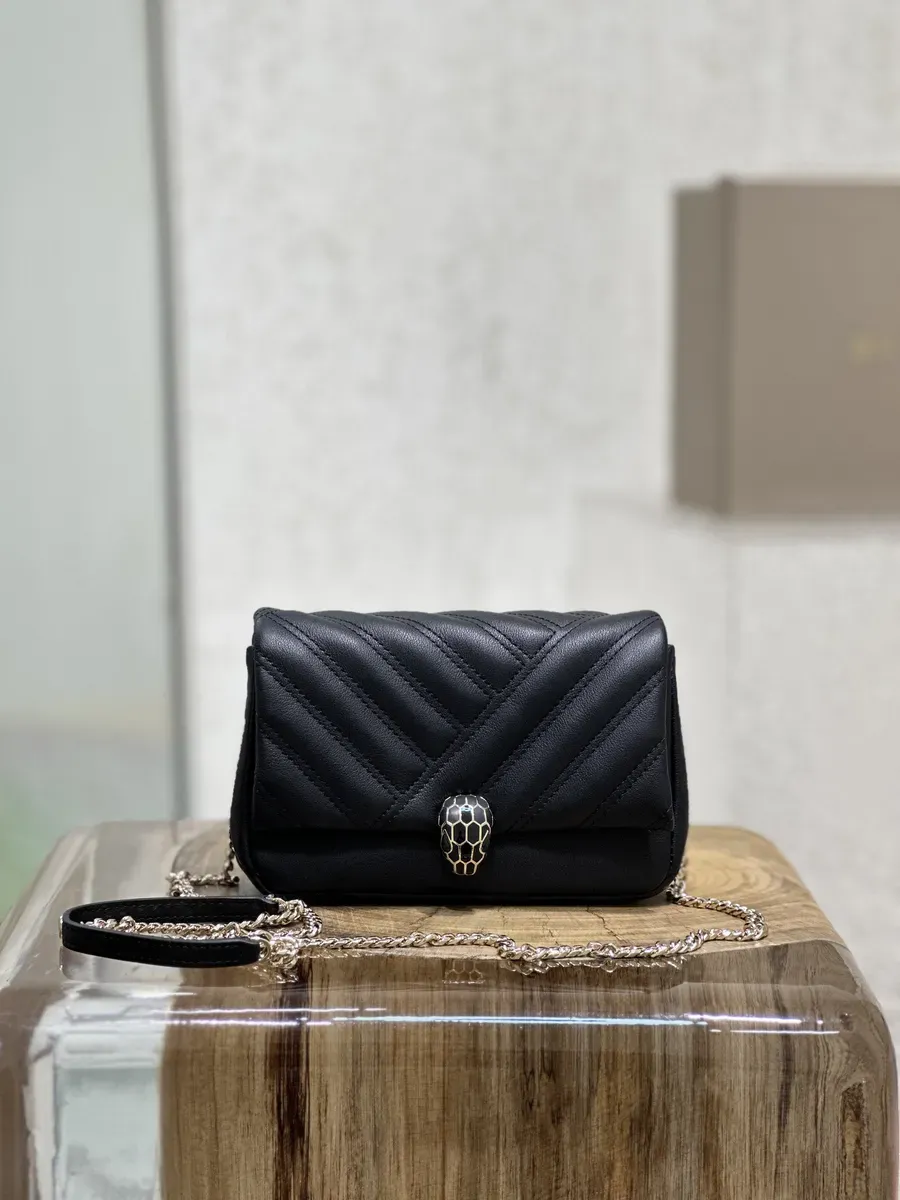 Bvlgari / Компактная сумка на цепочке