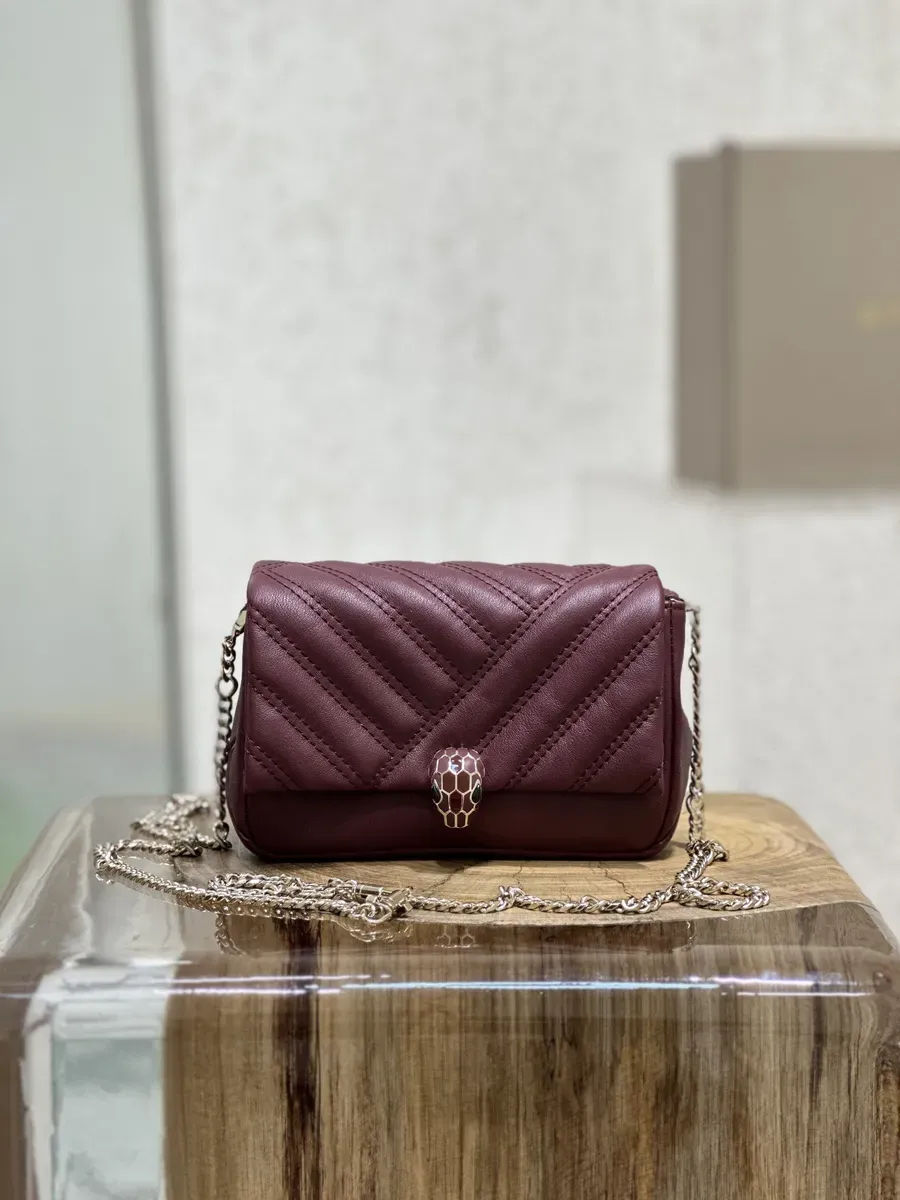 Bvlgari / Компактная сумка на цепочке