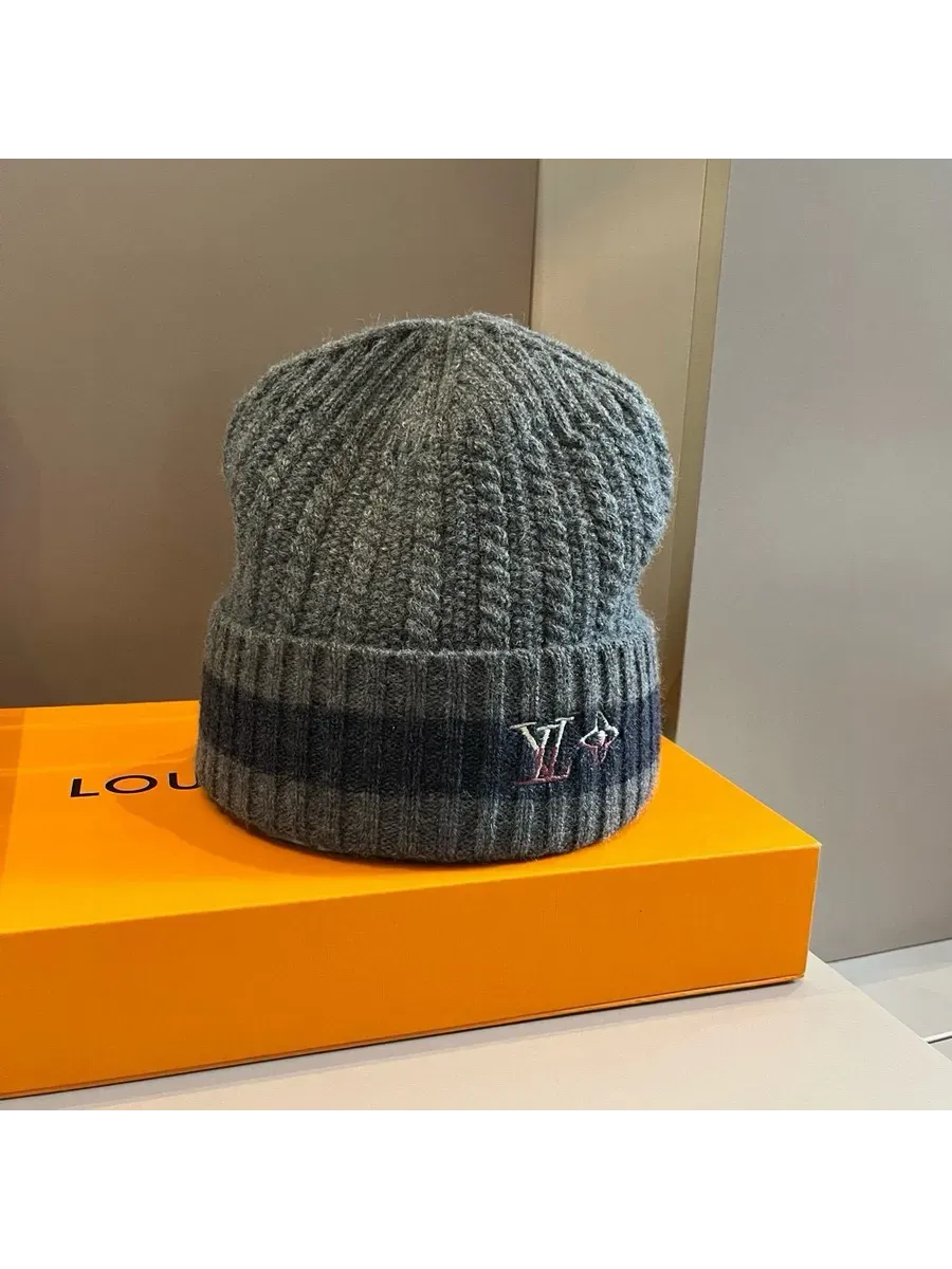 LOUIS VUITTON / Модная вязаная шапочка
