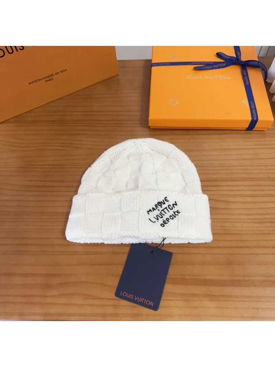 LOUIS VUITTON / Модная вязаная шапочка