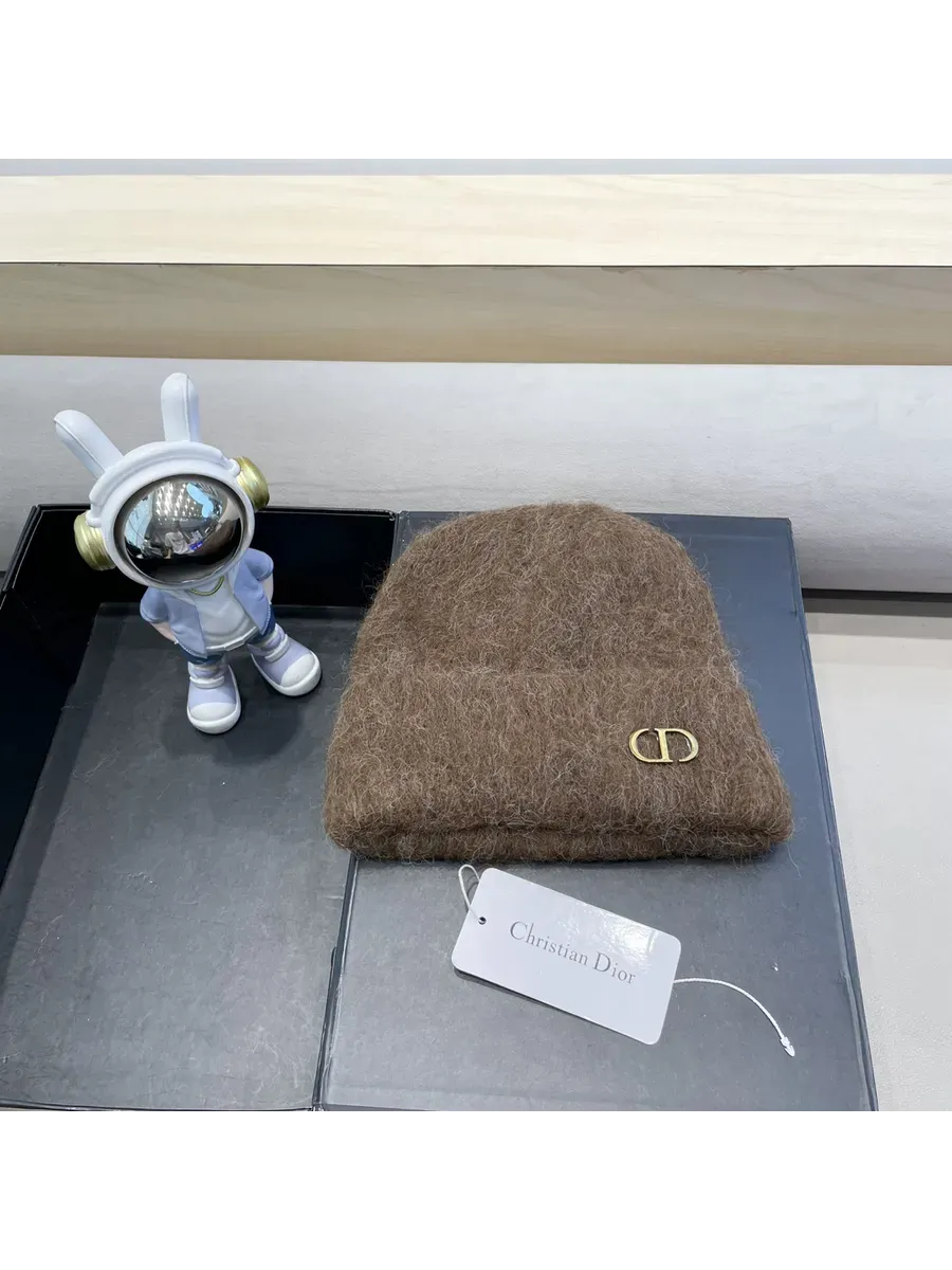 Dior / Модная вязаная шапка для холодов