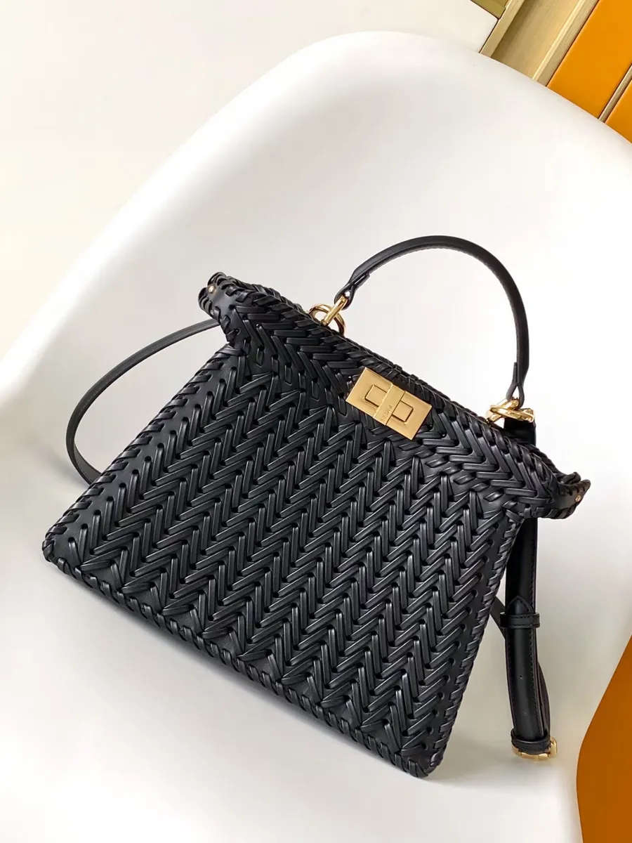 Fendi / Черный кожаный сумка-ручка с плетеным узором