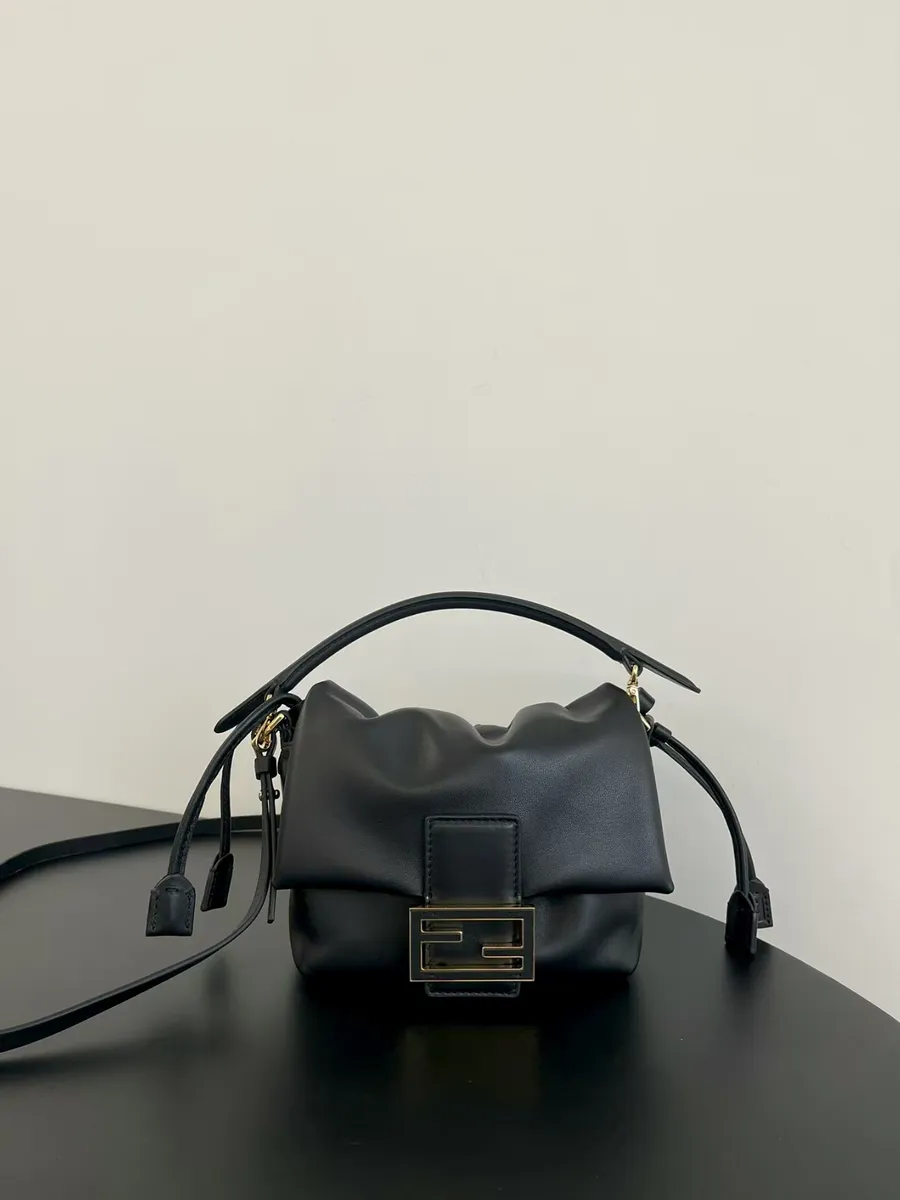 Fendi / Черный кожаный кроссбоди с золотым замком