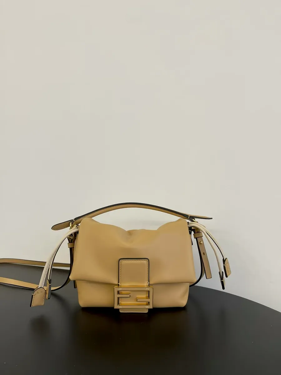 Fendi / Апельсиновый кожаный кроссбоди с золотым замком