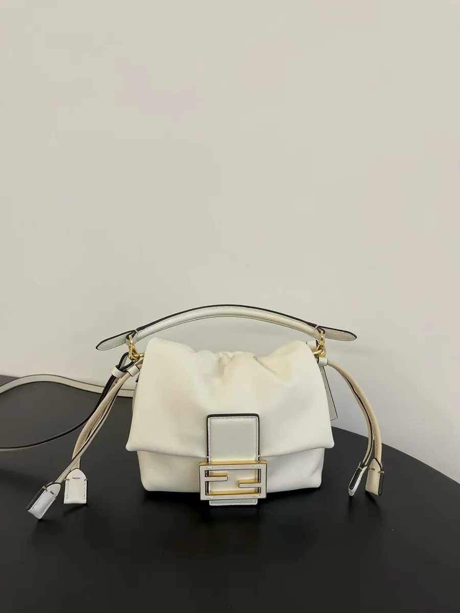 Fendi / Белый кожаный кроссбоди с золотым замком