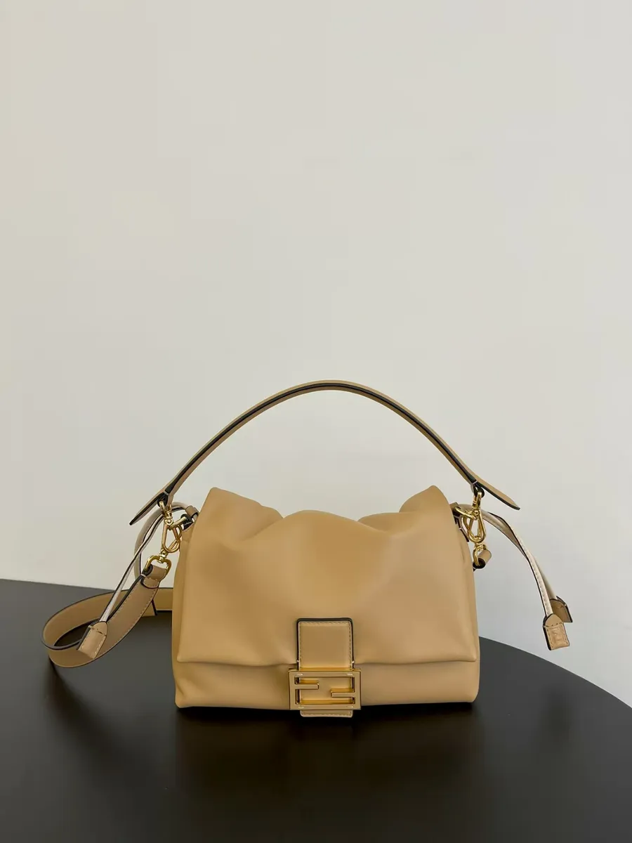 Fendi / Апельсиновый кожаный кроссбоди с золотым замком