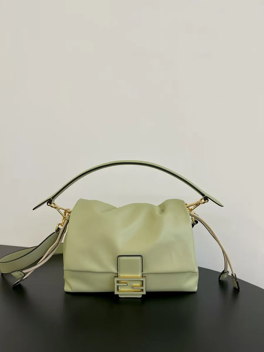 Fendi / Салатовый кожаный кроссбоди с золотым замком