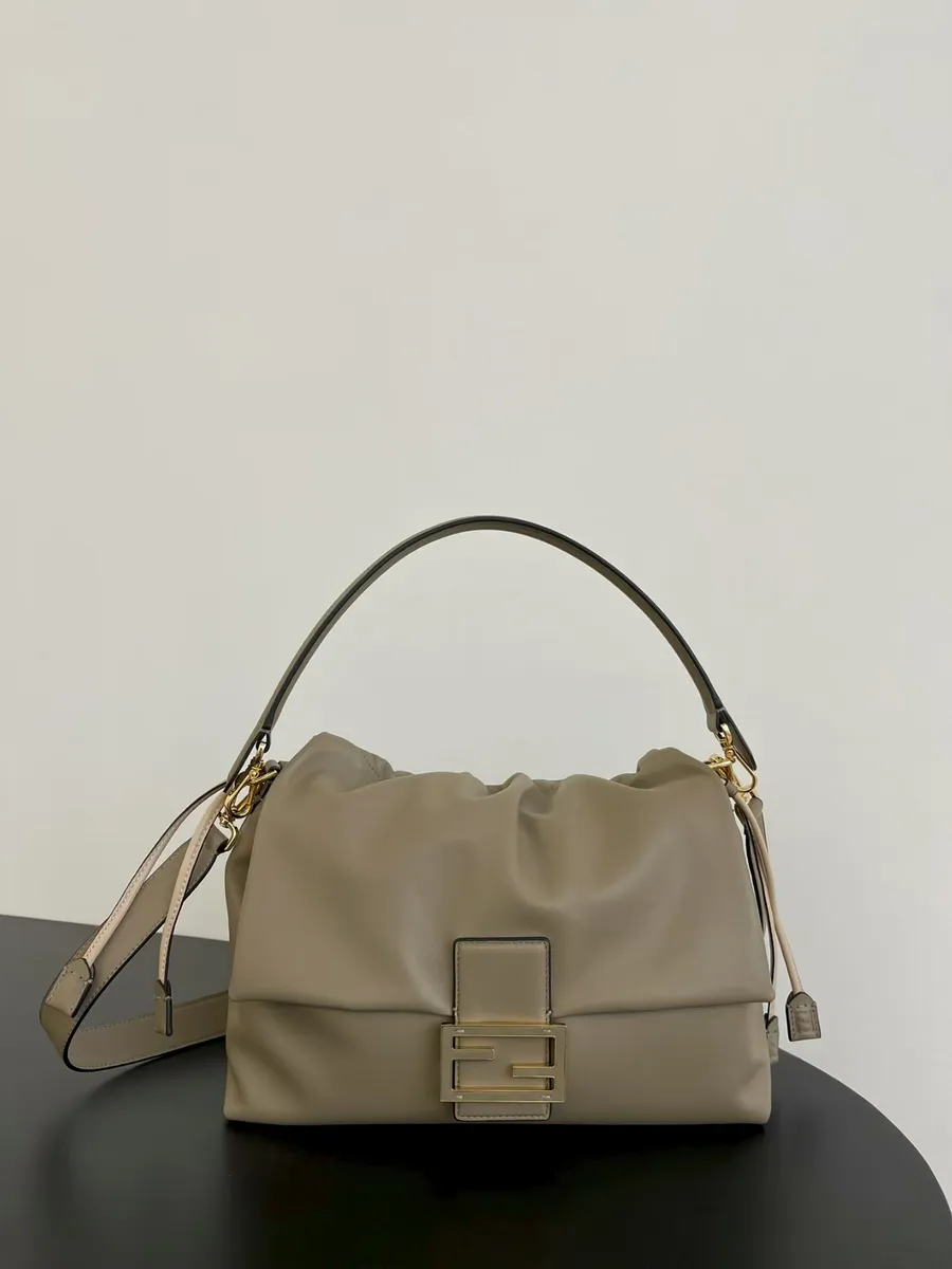 Fendi / Серый кожаный кроссбоди с золотым замком