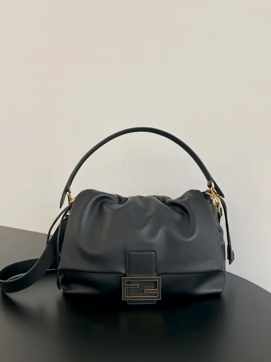 Fendi / Черный кожаный кроссбоди с золотым замком