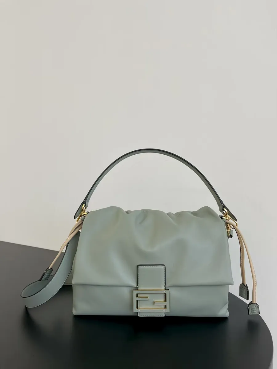 Fendi / Серо-голубой кожаный кроссбоди с золотым замком