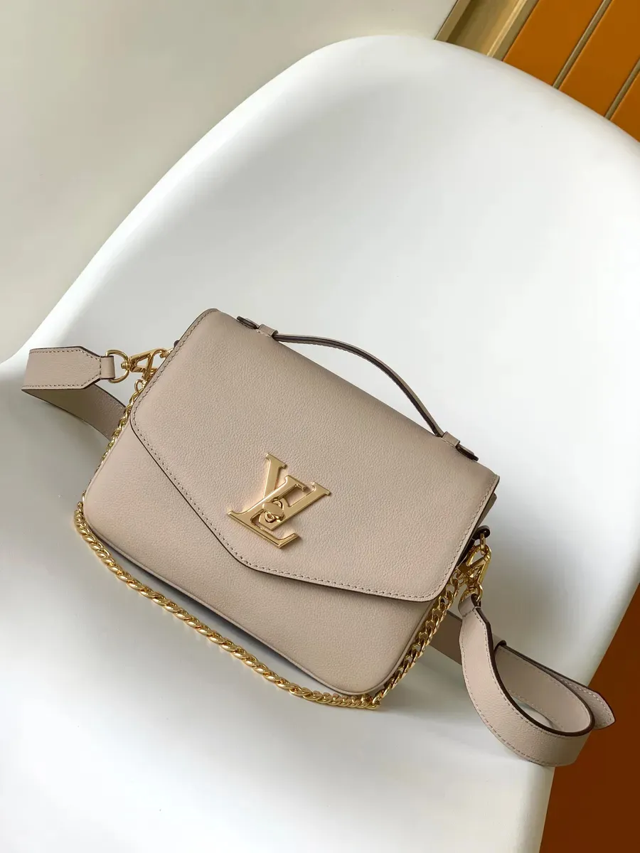 LOUIS VUITTON / Женская кожаная сумка с поворотным замком (через плечо)