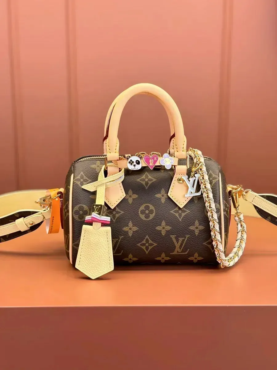 LOUIS VUITTON / Стильная сумка-доза нежного цвета