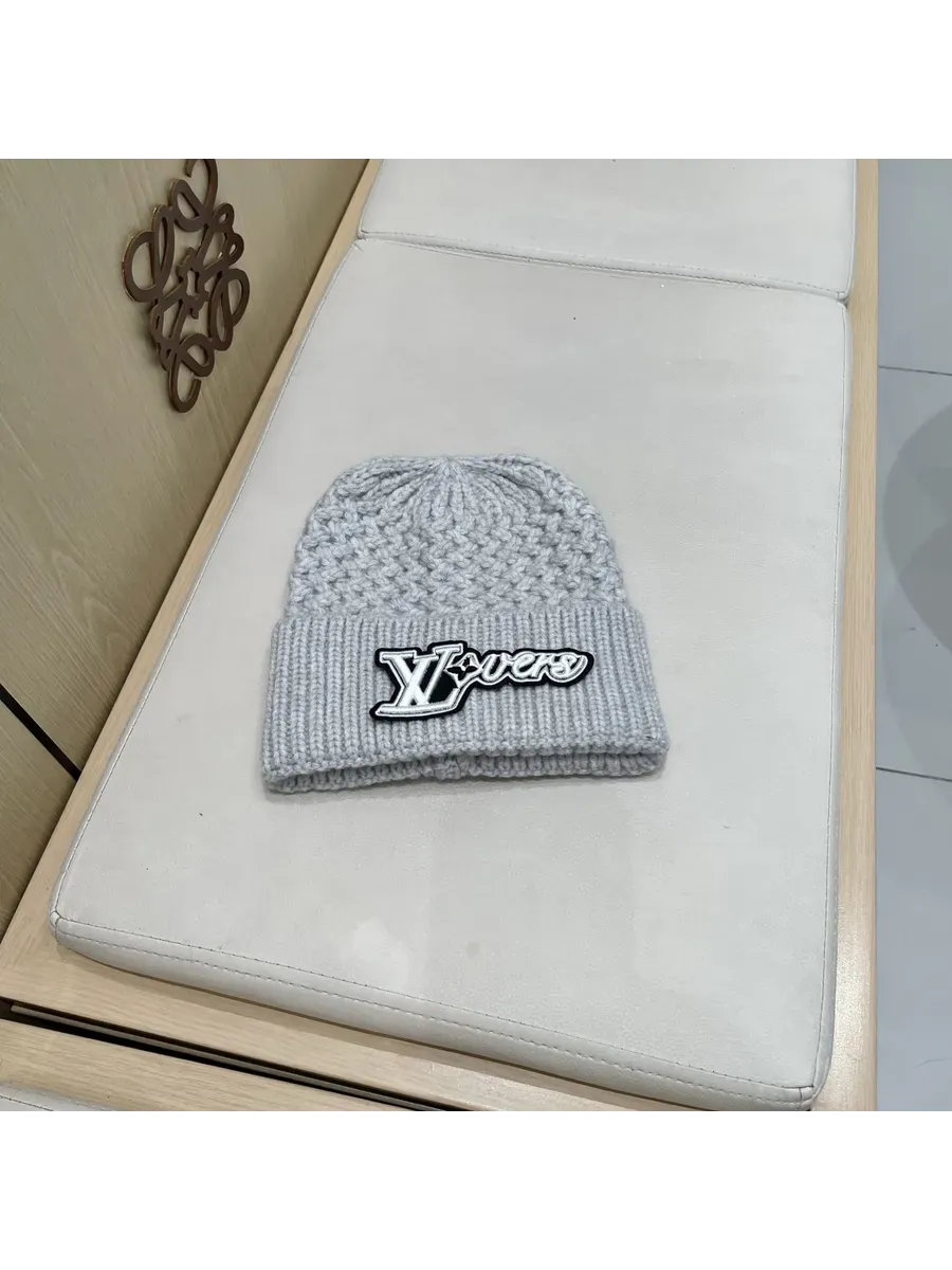 LOUIS VUITTON / Модная вязаная шапочка