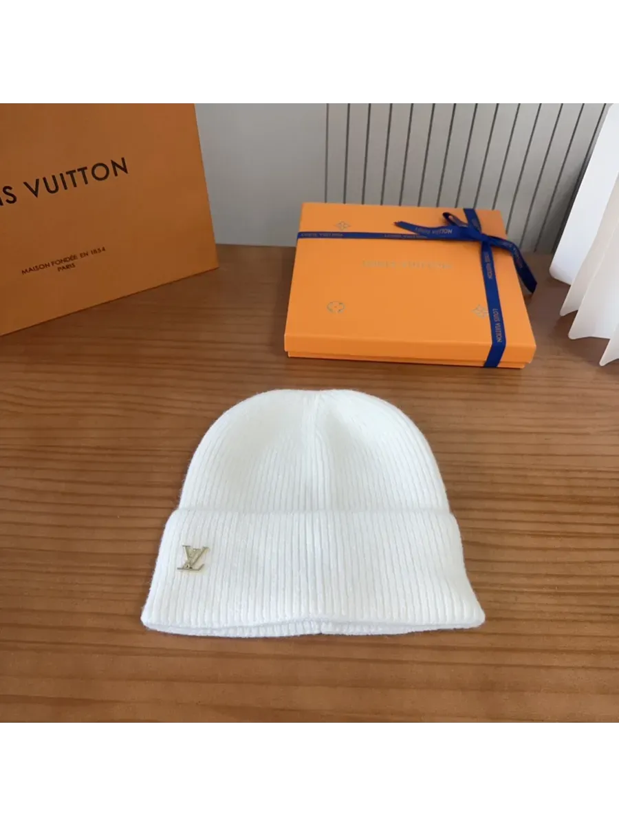 LOUIS VUITTON / Модная вязаная шапочка