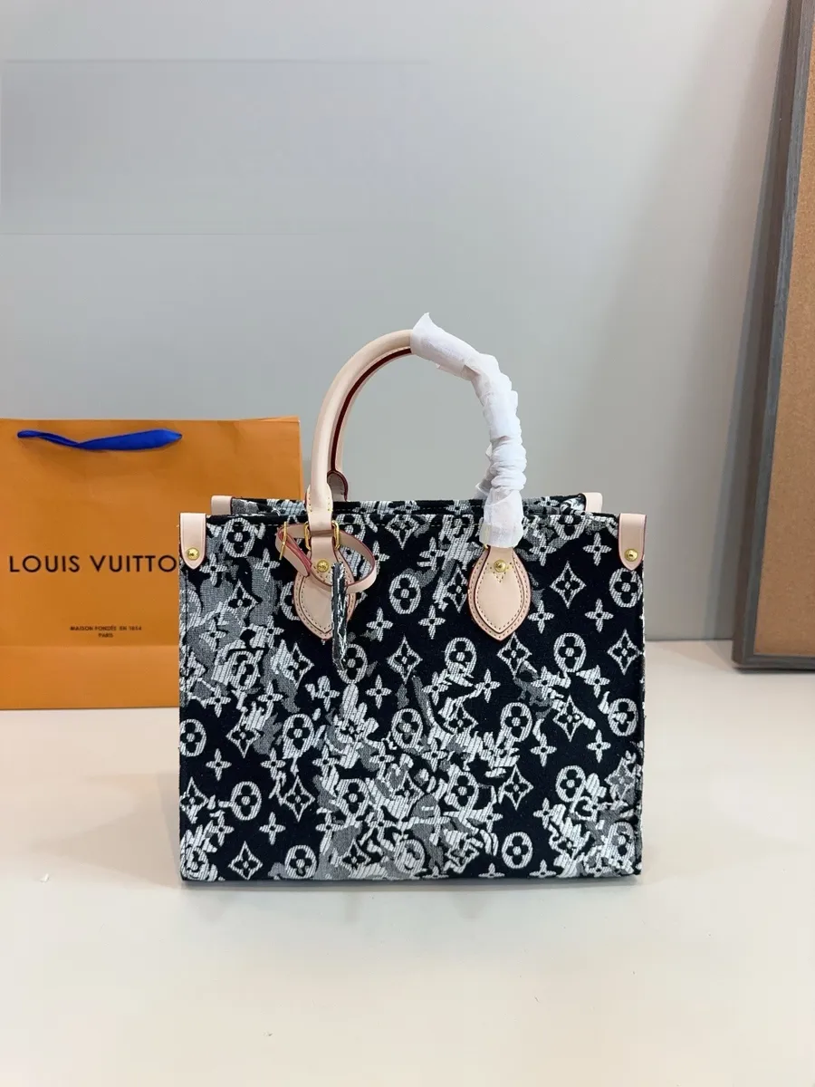 LOUIS VUITTON Стильные и легкие ручные Сумочка светло-серый