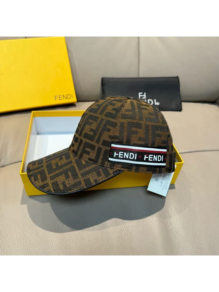 Fendi / Шапка для девочки