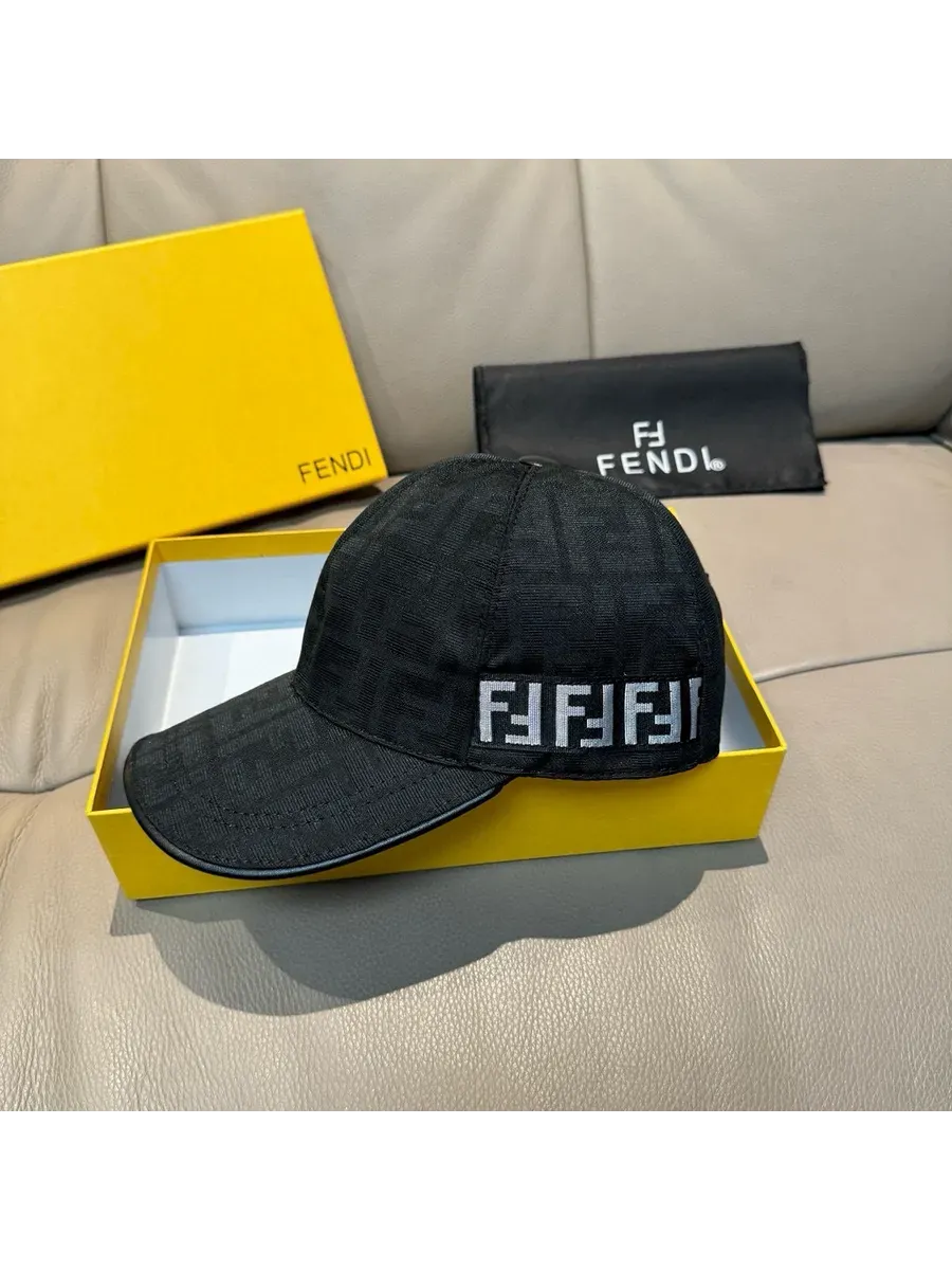 Fendi / Шапка для девочки