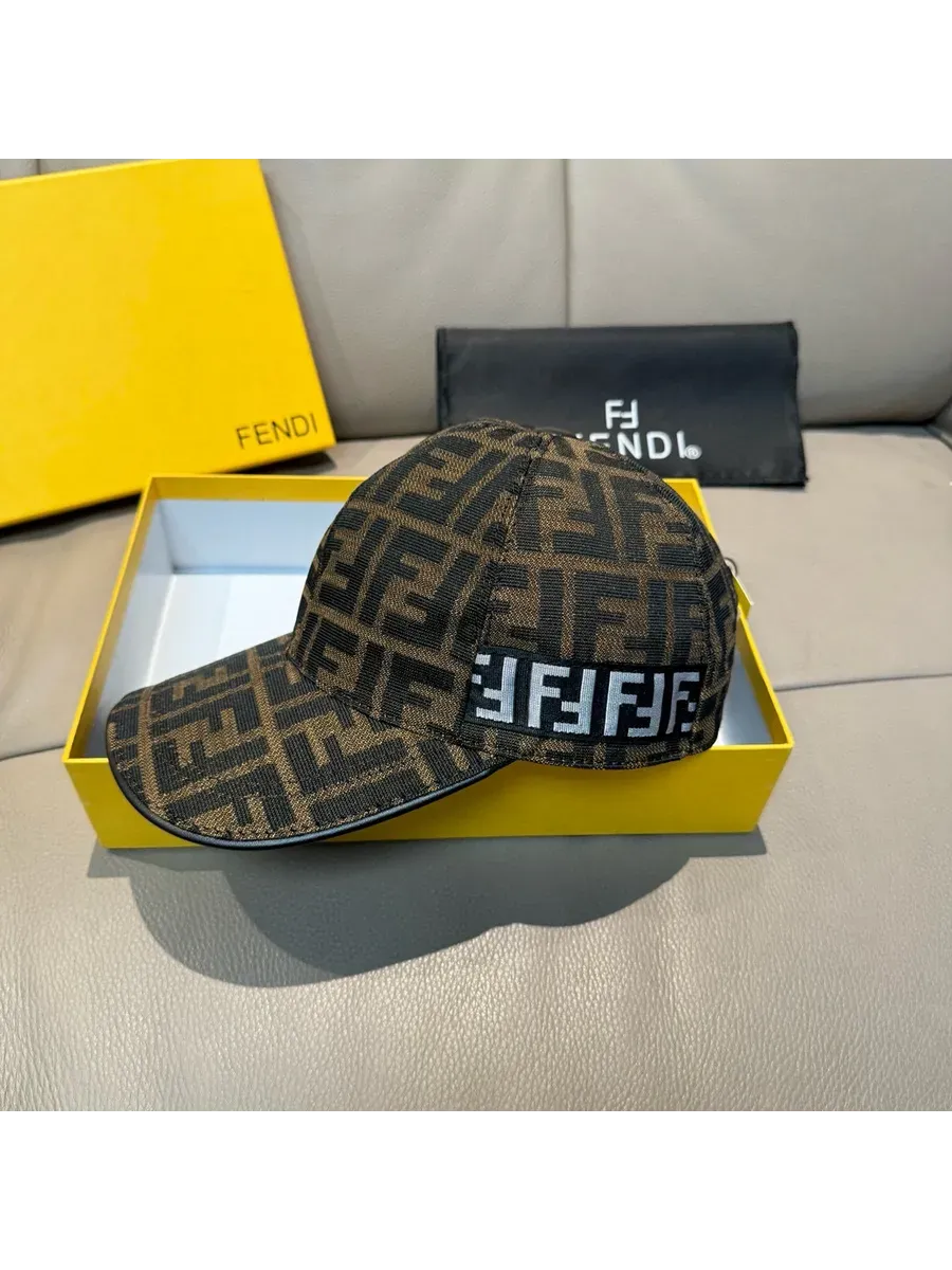 Fendi / Шапка для девочки