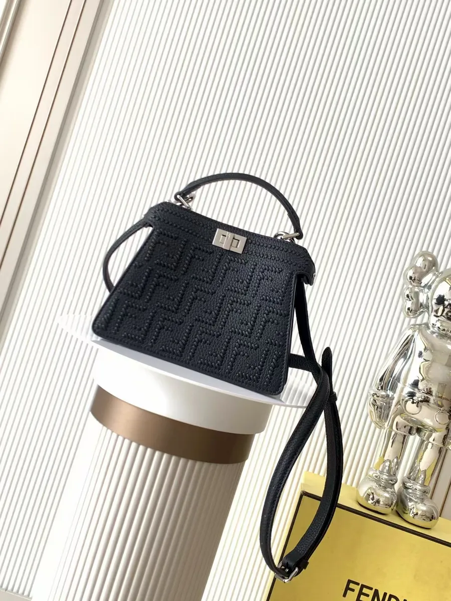 Fendi / Черный кожаный кроссбоди с тиснением
