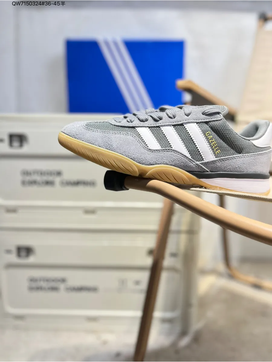 adidas / Originals BermudaКроссовки(,светло-серый