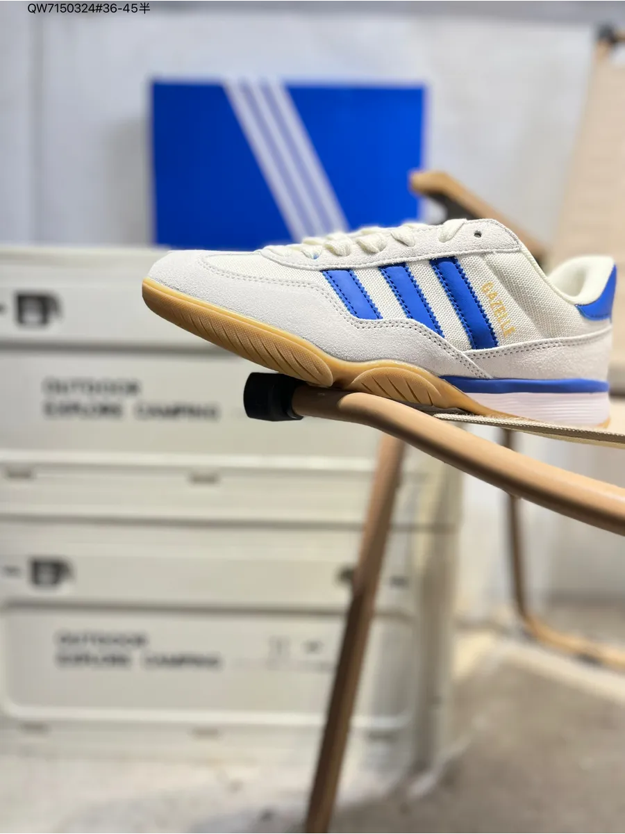 adidas / Originals BermudaКроссовки(,белый